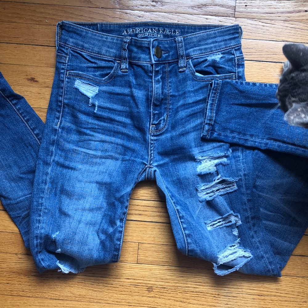 SOLD 💜American Eagle High Rise Ripped Jeans - Picture 1 of 3